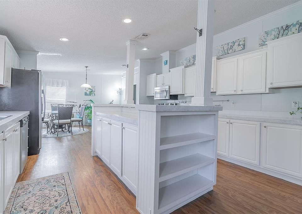 Nice Open kitchen with plenty of cabinet space
