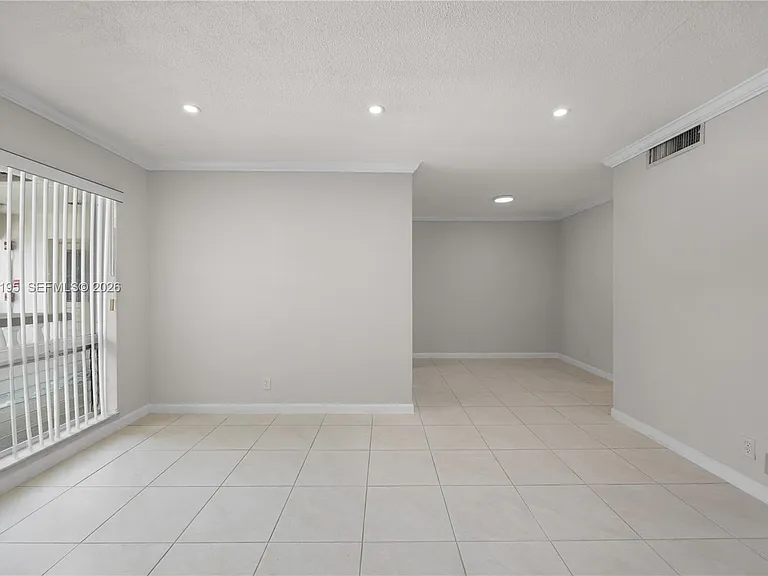 5450 Hollywood Blvd #202 — Photo 2