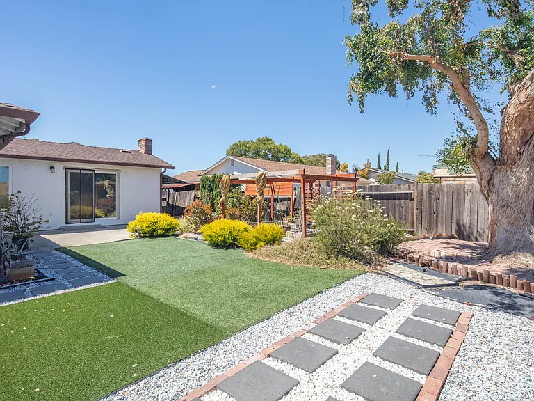 2225 Mount Whitney Dr — Photo 22