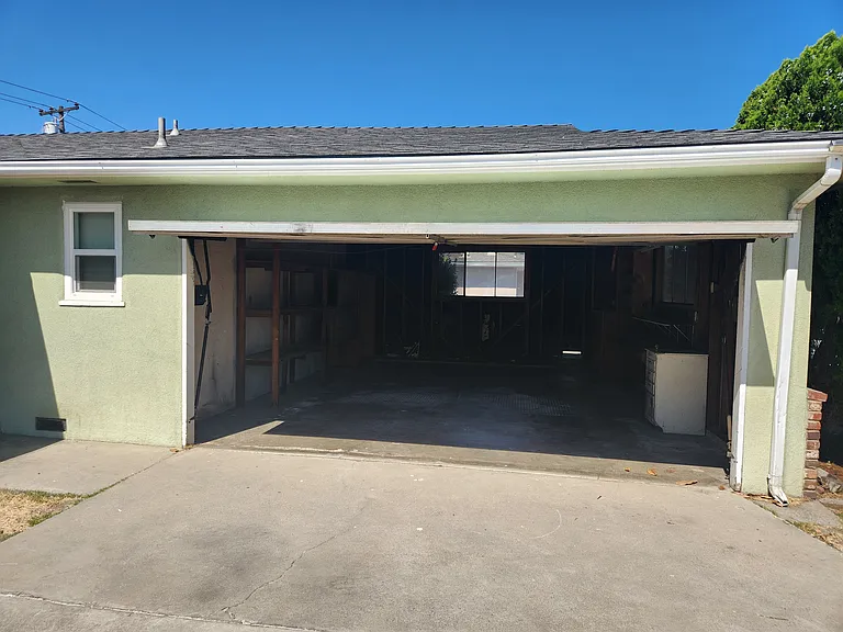 2420 E Pontiac Way — Photo 37