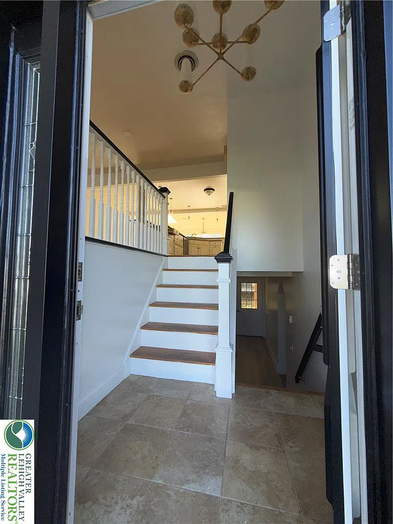 4 bed, 2.0 bath, 1890 sqft, $3,500 — Photo 2