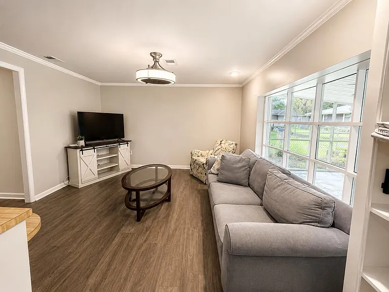 250 Castle Dr #B — Photo 3