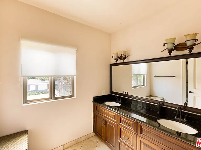 4822 Valjean Ave — Photo 21
