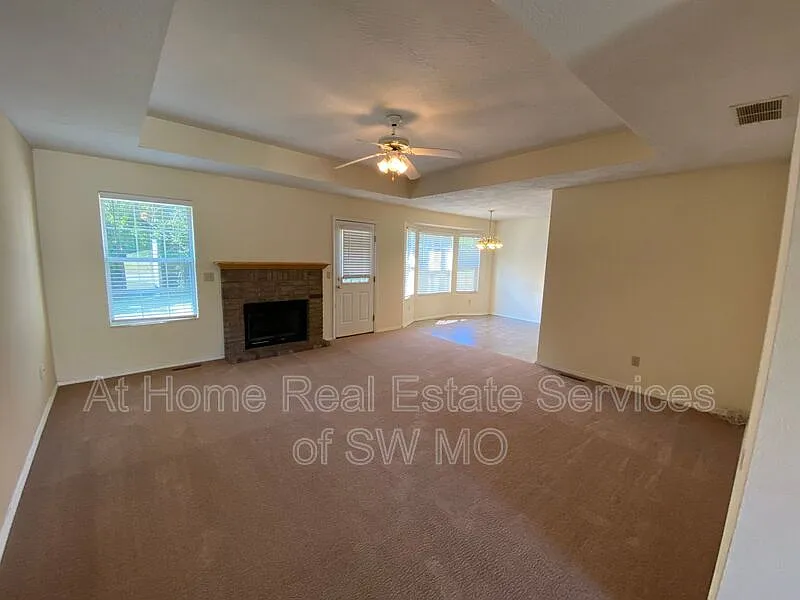 3 bed, 2.0 bath, 1296 sqft, $1,330 — Photo 2