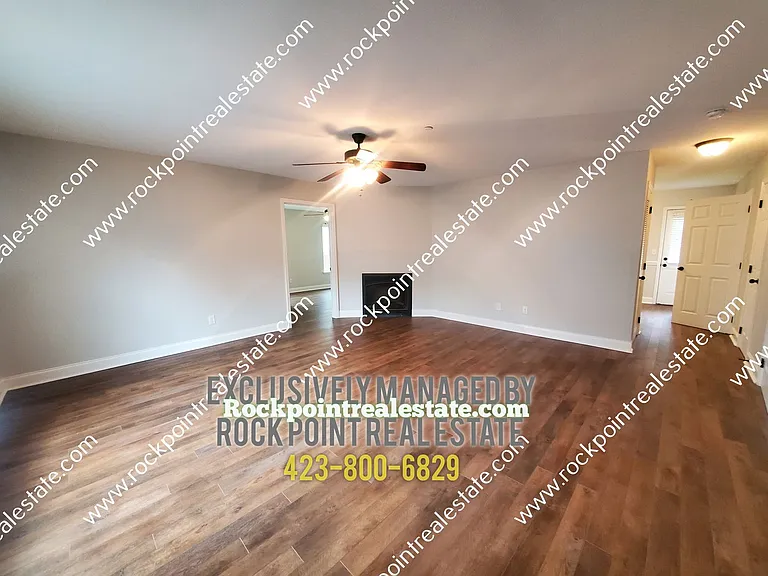 1130 Maple Tree Ln — Photo 3
