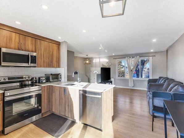 3048 E 33a St SE, Calgary, AB T2B 0W2