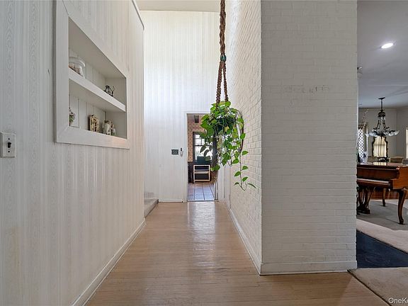 3rd image of 1026 W Broadway