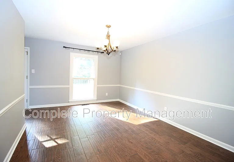 604 Farr Cir — Photo 4