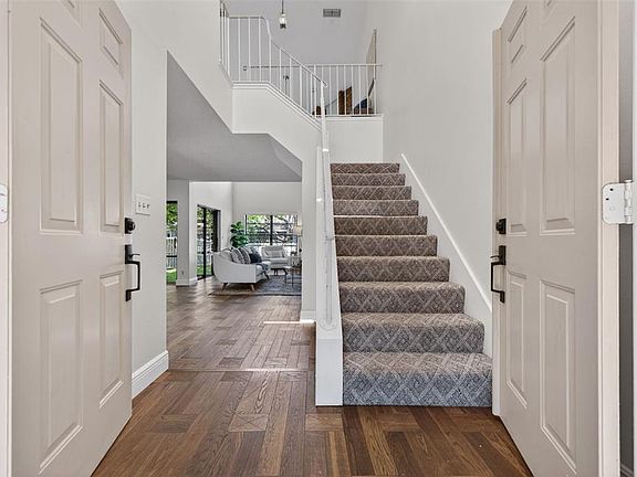 4th image of 713 CAYA COSTA COURT NE