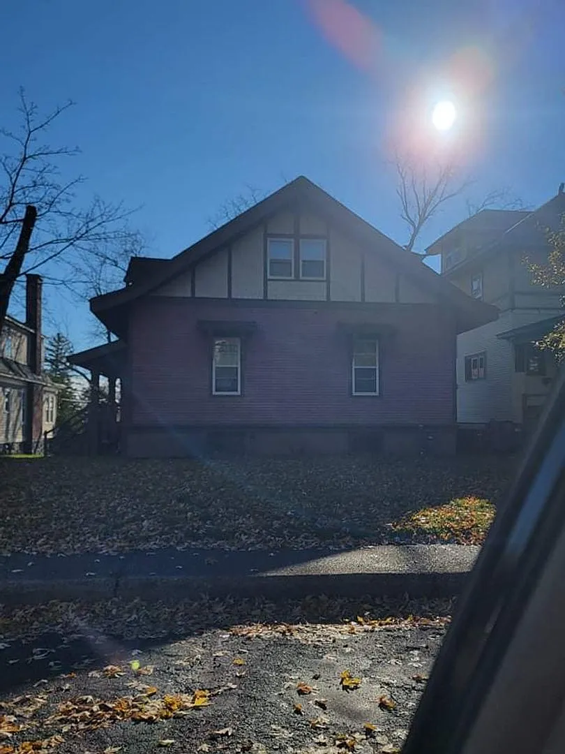 Duluth MN - 6 Bed - 2 Bath - Single Family Home — Photo 1