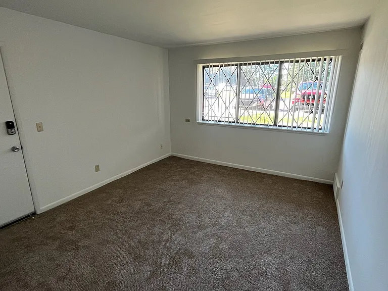 Charter Oaks Apartments — Photo 78