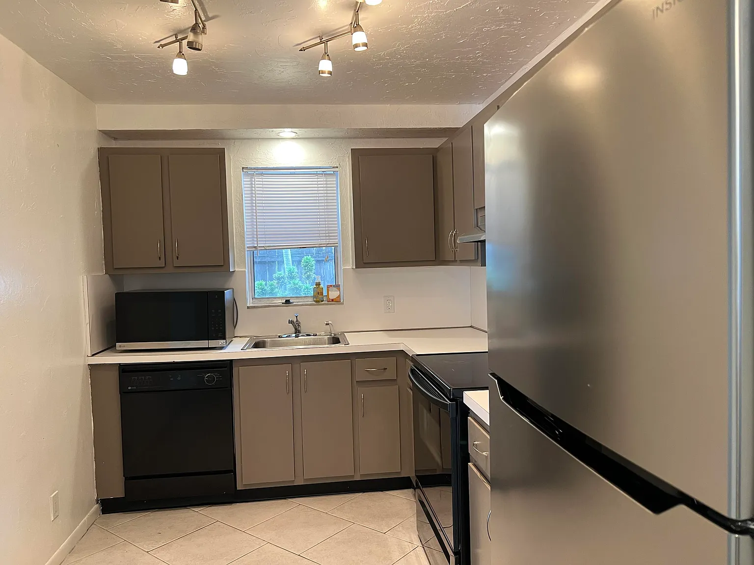 3 bed, 2.5 bath, 1400 sqft, $2,425 — Photo 4