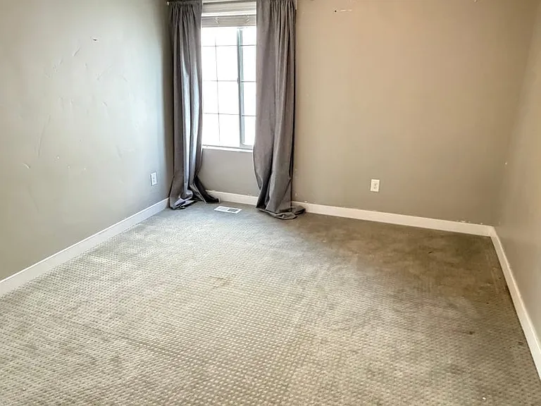 952 W 2840 N — Photo 33