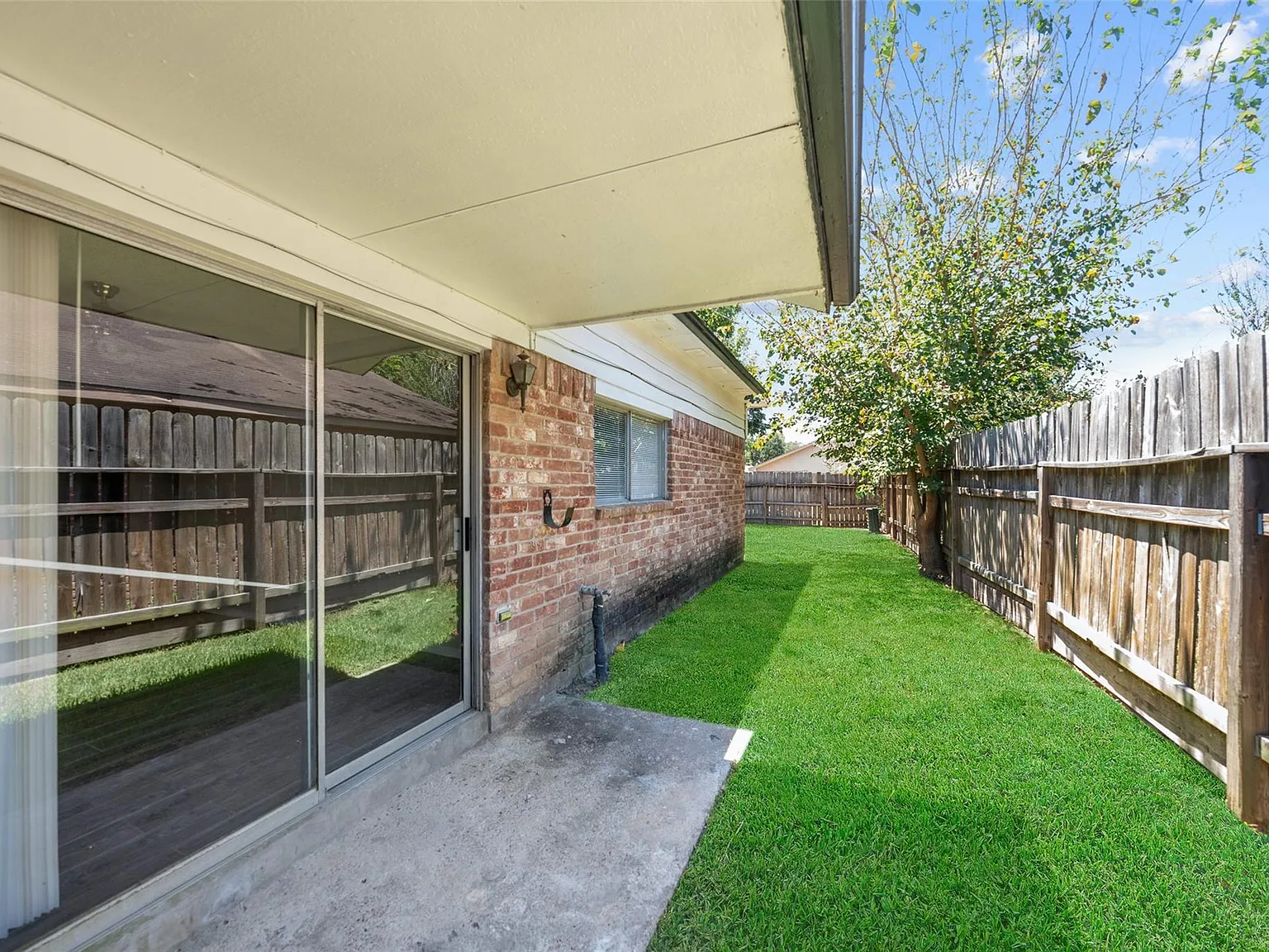3 bed, 2.0 bath, 1396 sqft, $1,900 — Photo 3
