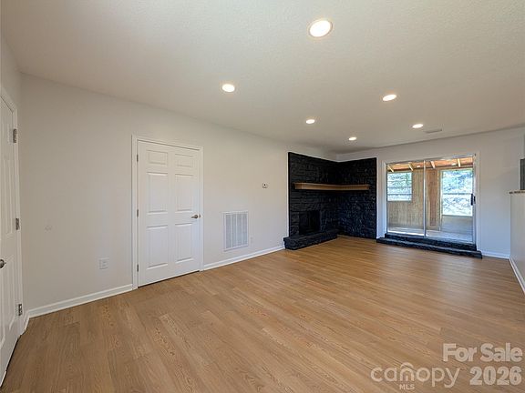 5th image of 945 Summers Rd