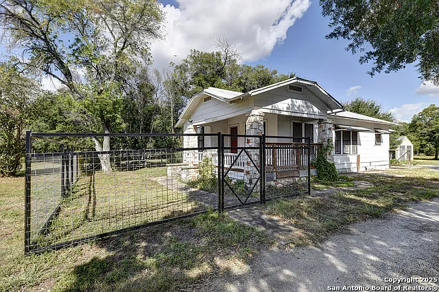 2 bed, 1.0 bath, 1256 sqft, $6,000 — Photo 2