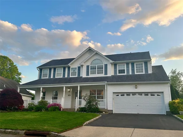25 Willowbend Lane, Holtsville, NY 11742