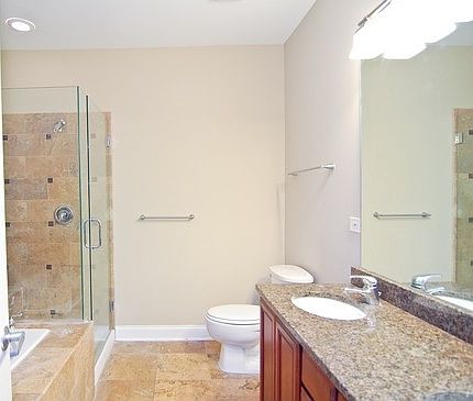 5th image of 6410 N Hoyne Ave