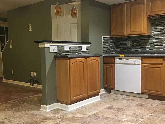 4th image of 20 Curwood Ct