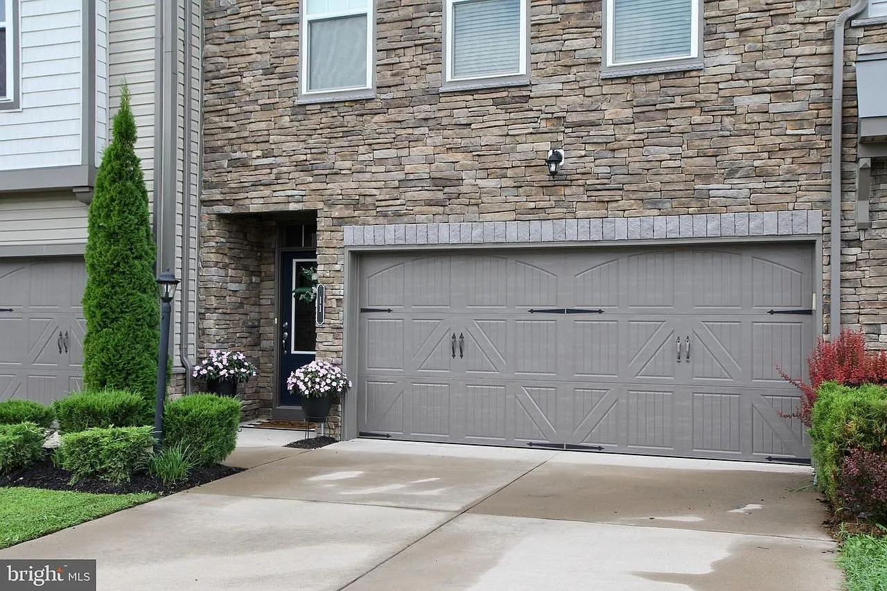 3 bed, 2759 sqft, $2,900 — Photo 2