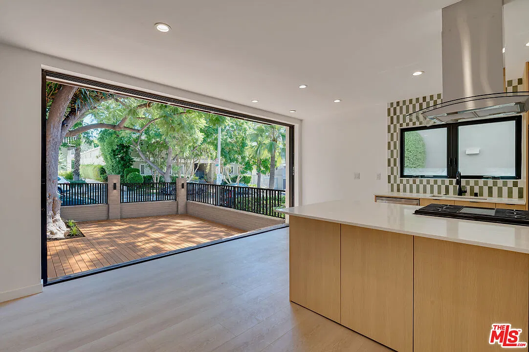 1223 Havenhurst Dr — Photo 2