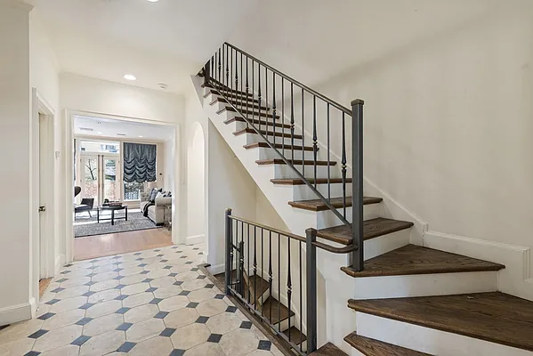 Sold by Nest Seekers International | media 8