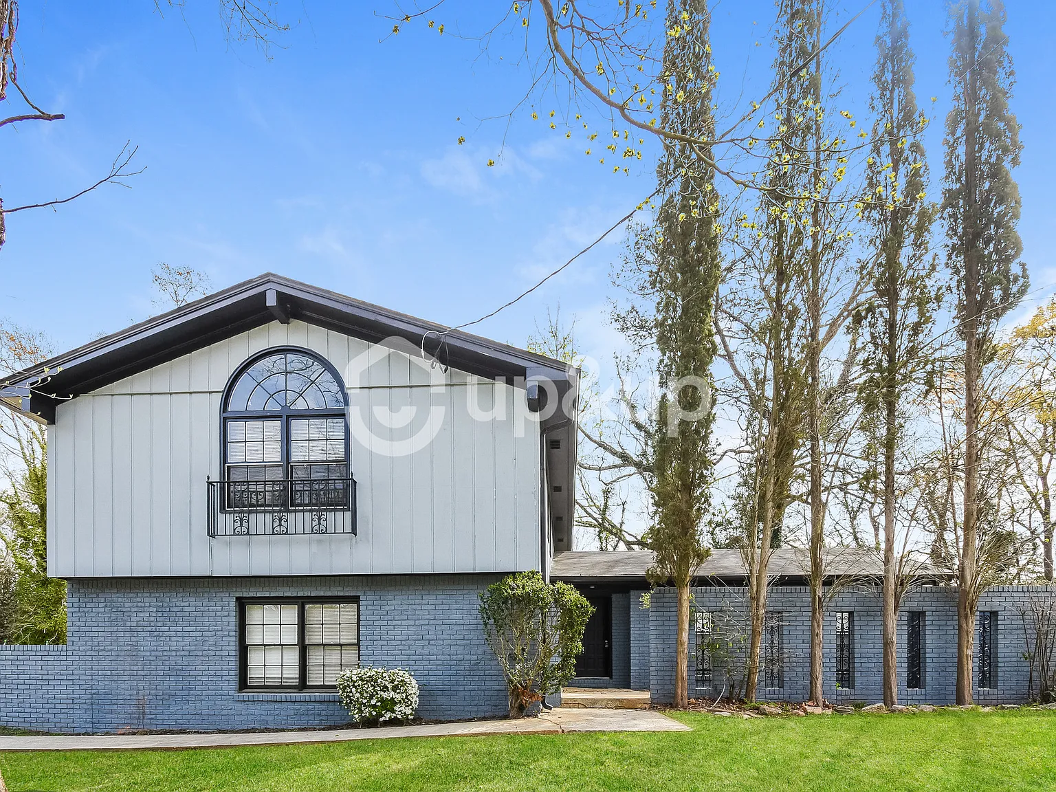 4 bed, 2.5 bath, 2280 sqft, $2,295 — Photo 1
