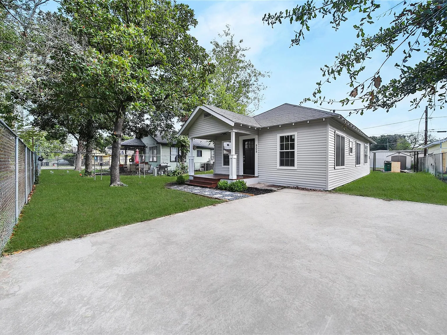 3 bed, 1.0 bath, 968 sqft, $1,725 — Photo 2