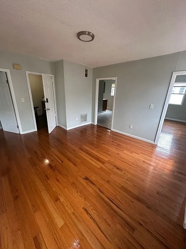 3 bed, 1100 sqft, $1,799 — Photo 2