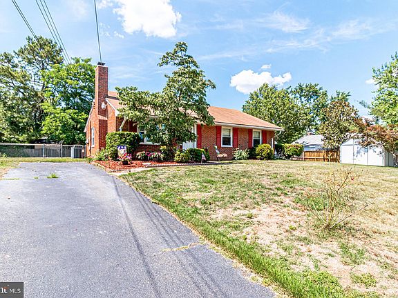 3rd image of 4104 Mesa Way