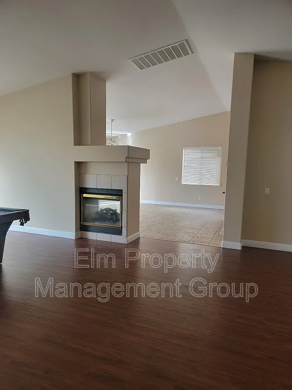 3 bed, 2.5 bath, 2708 sqft, $2,990 — Photo 3