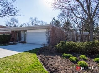 2 Avon Rd, Northbrook, IL 60062