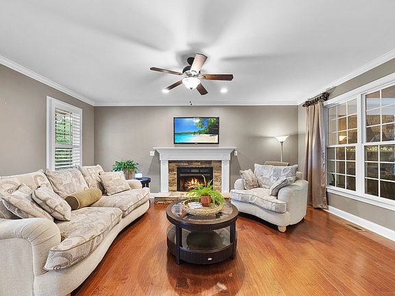 3rd image of 905 Golden Star Way