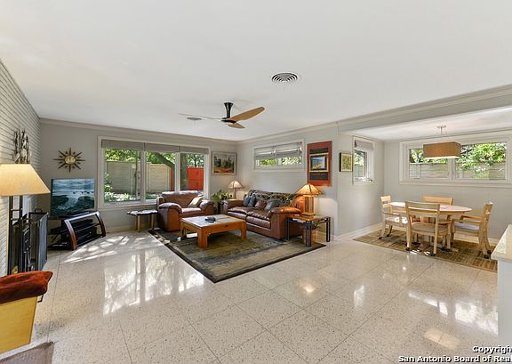 5th image of 216 Carolwood Dr