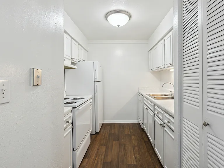 Fairway Club Apartments — Photo 7
