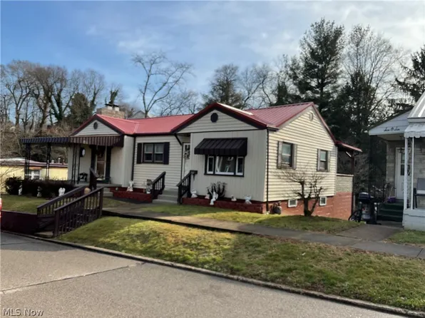 608 Riverside Dr, Saint Marys, WV 26170