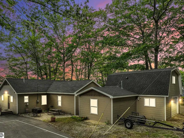 8303 W Sapphire Ave, Lake City, MI 49651