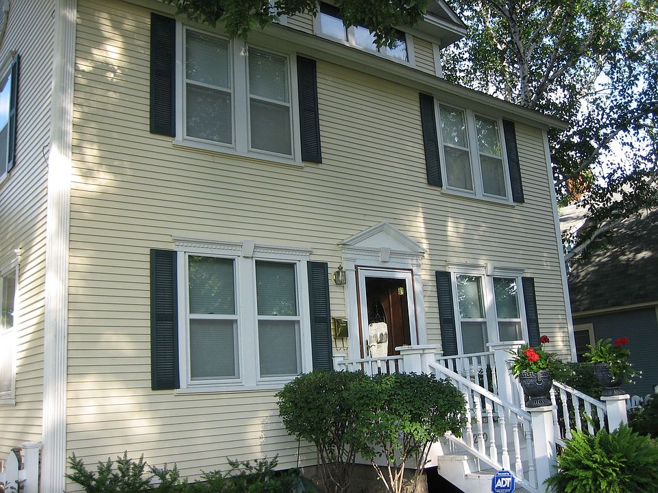 1st image of 220 Oak St N