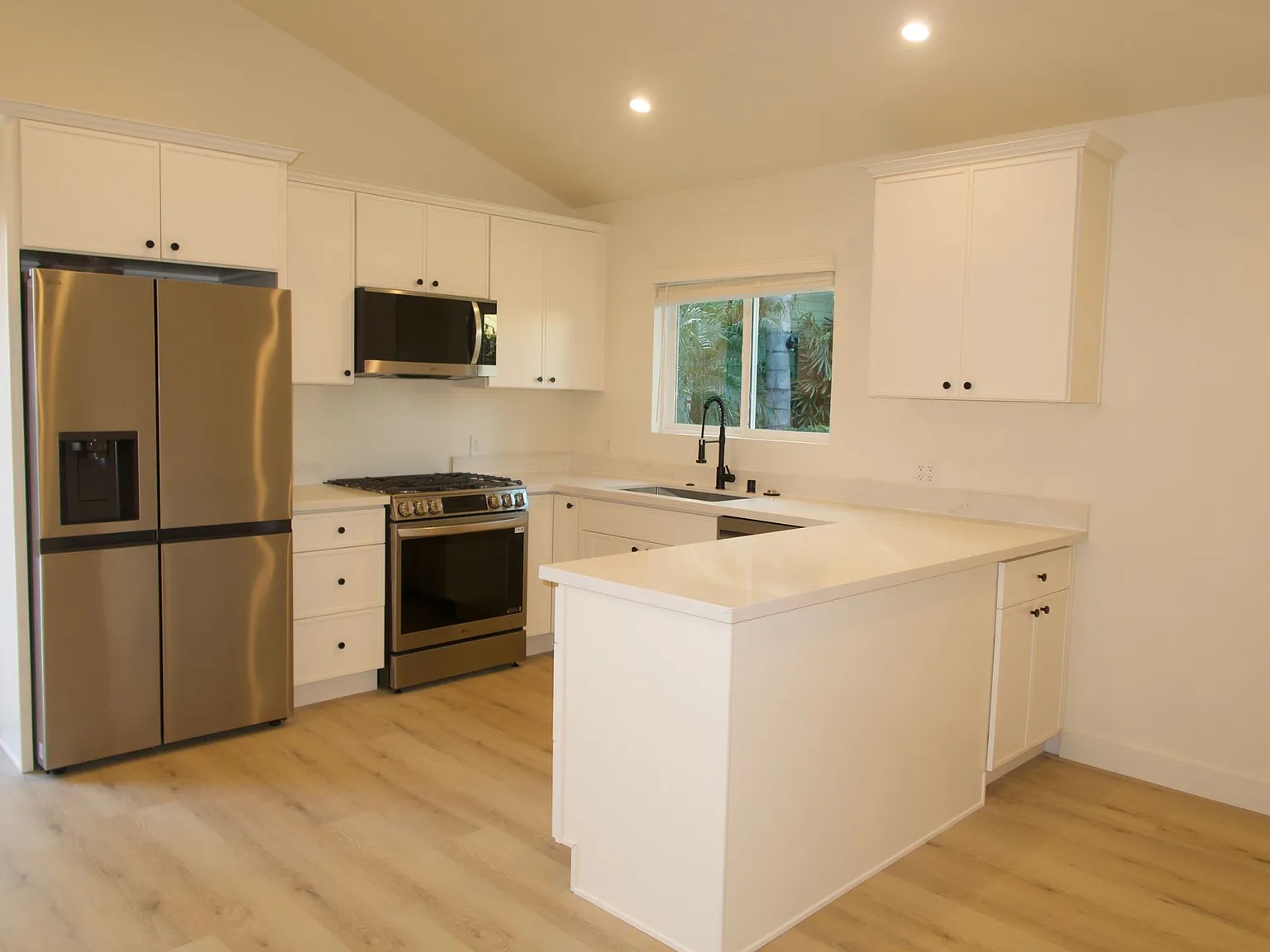 2 bed, 1200 sqft, $3,200 — Photo 3