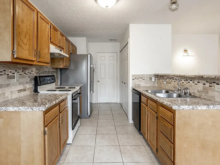 1911 Maple Park Dr — Photo 4