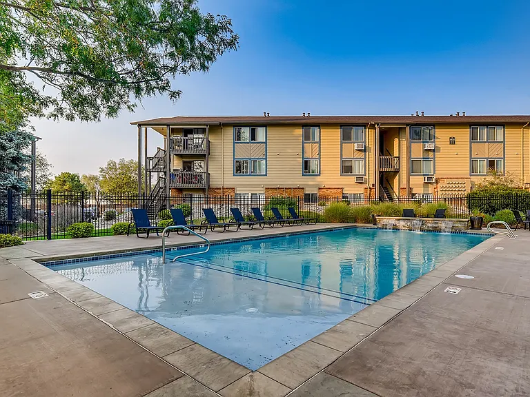 Clearview Apartments 4840-print-035-030-Pool-3600x2404-300dpi