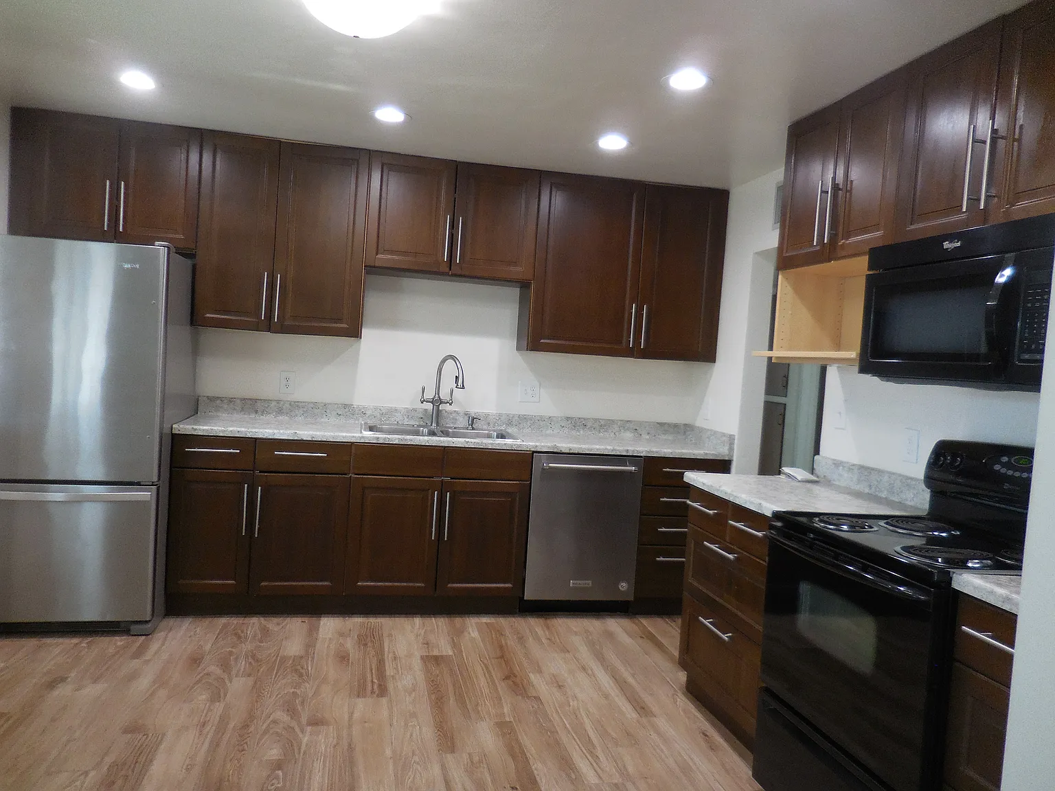 3 bed, 1274 sqft, $2,100 — Photo 3