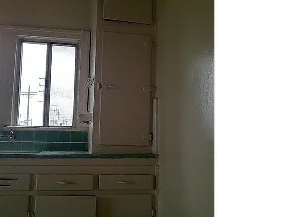 3rd image of 606 W Vernon Ave #201