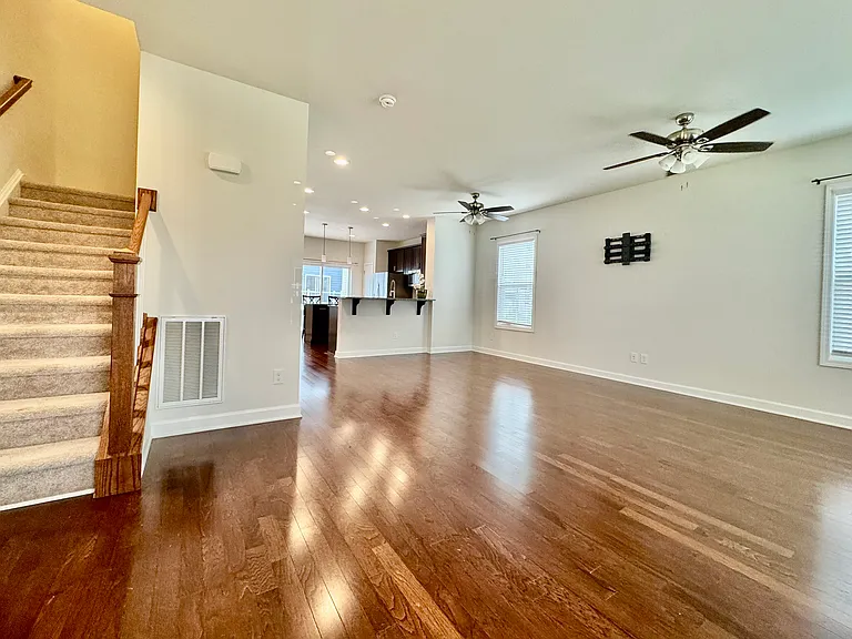 325 John Adams Dr — Photo 13