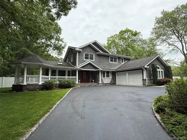 5 Blossom Street, Dix Hills, NY 11746
