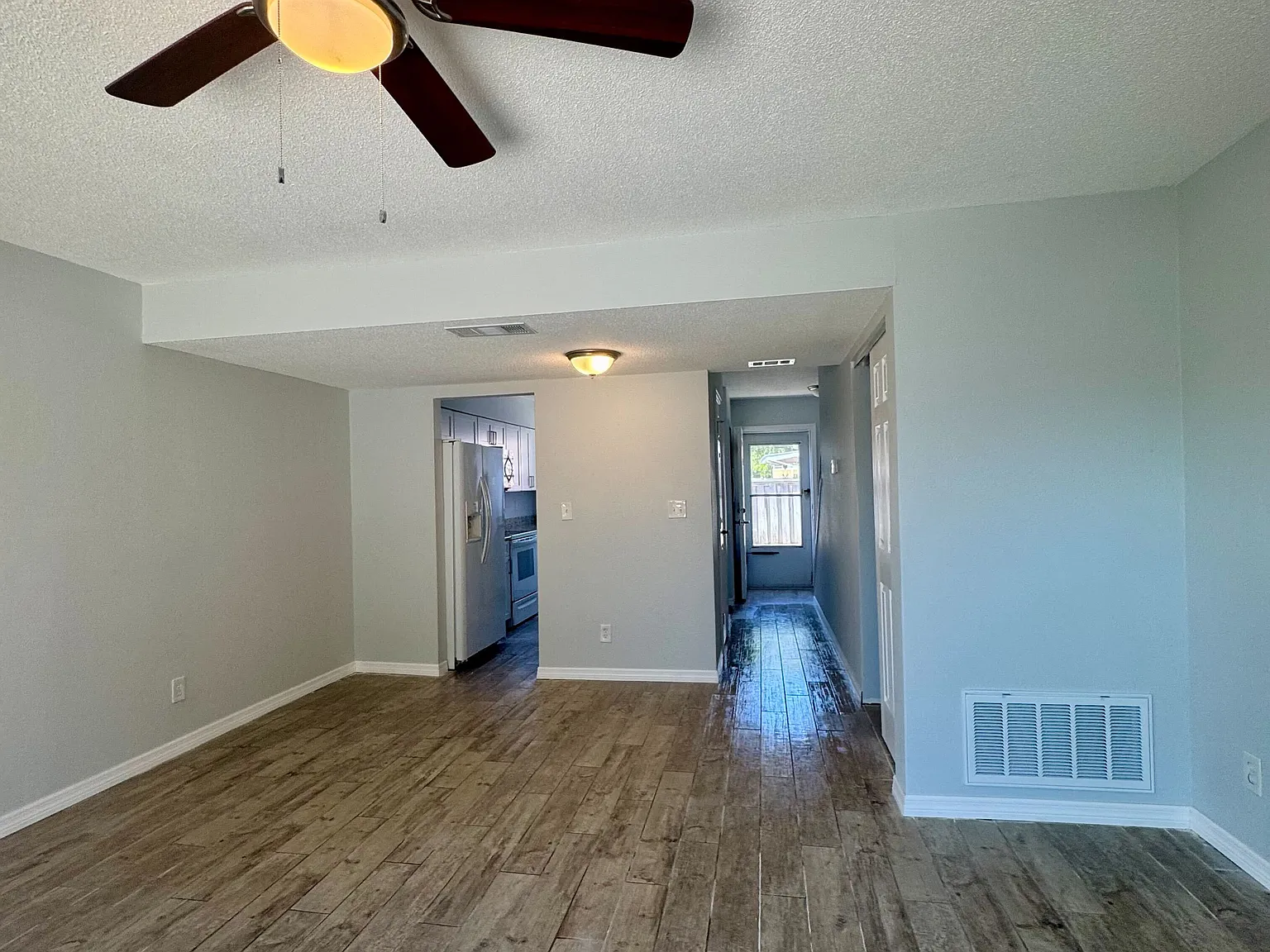 2 bed, 1.5 bath, 1122 sqft, $880 — Photo 4
