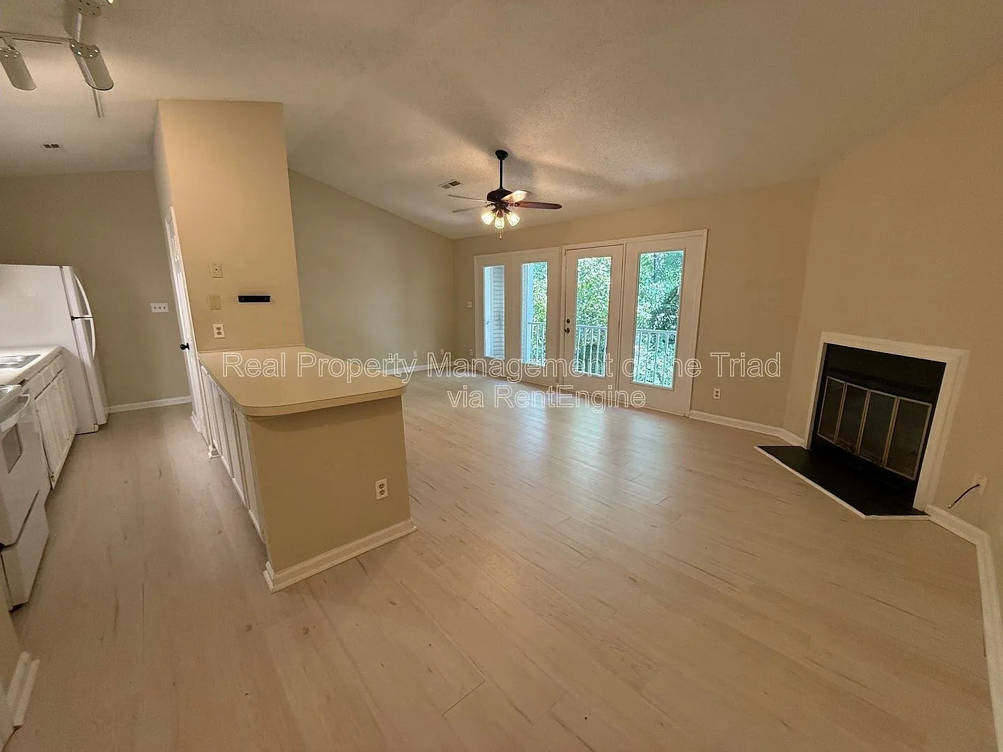 2 bed, 2.0 bath, 968 sqft, $1,195 — Photo 2