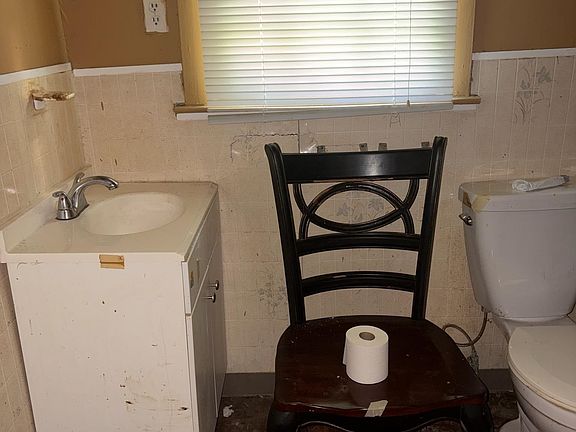 4th image of 736 Alaska St