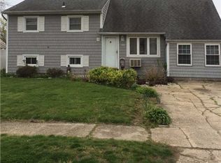 1028 N Niagara Ave, Lindenhurst, NY 11757