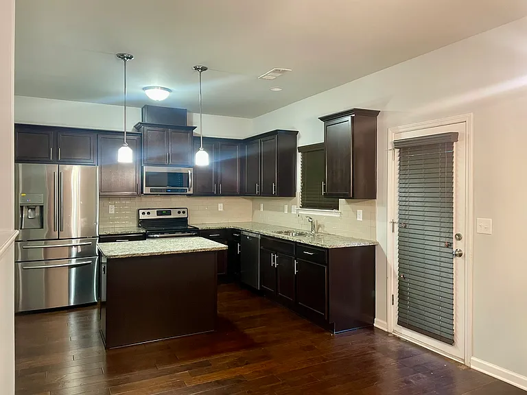 1305 Bridge Peak Ln — Photo 2